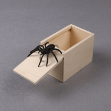 Load image into Gallery viewer, Stare &amp; Scare - Prank Spider Box
